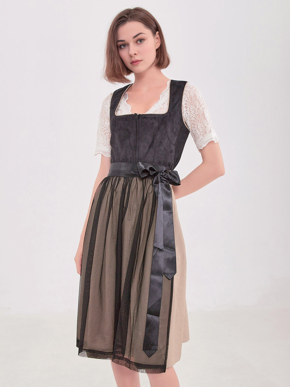 Schwarzes Dirndl mit modernem Twist