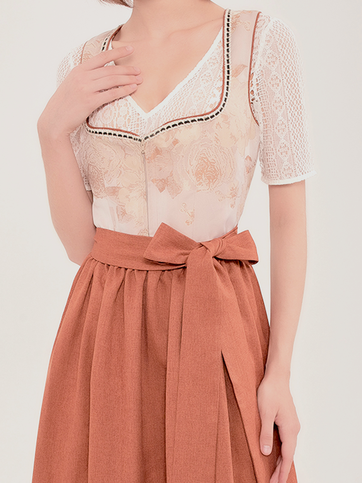 Moderne Dirndlbluse in Braun