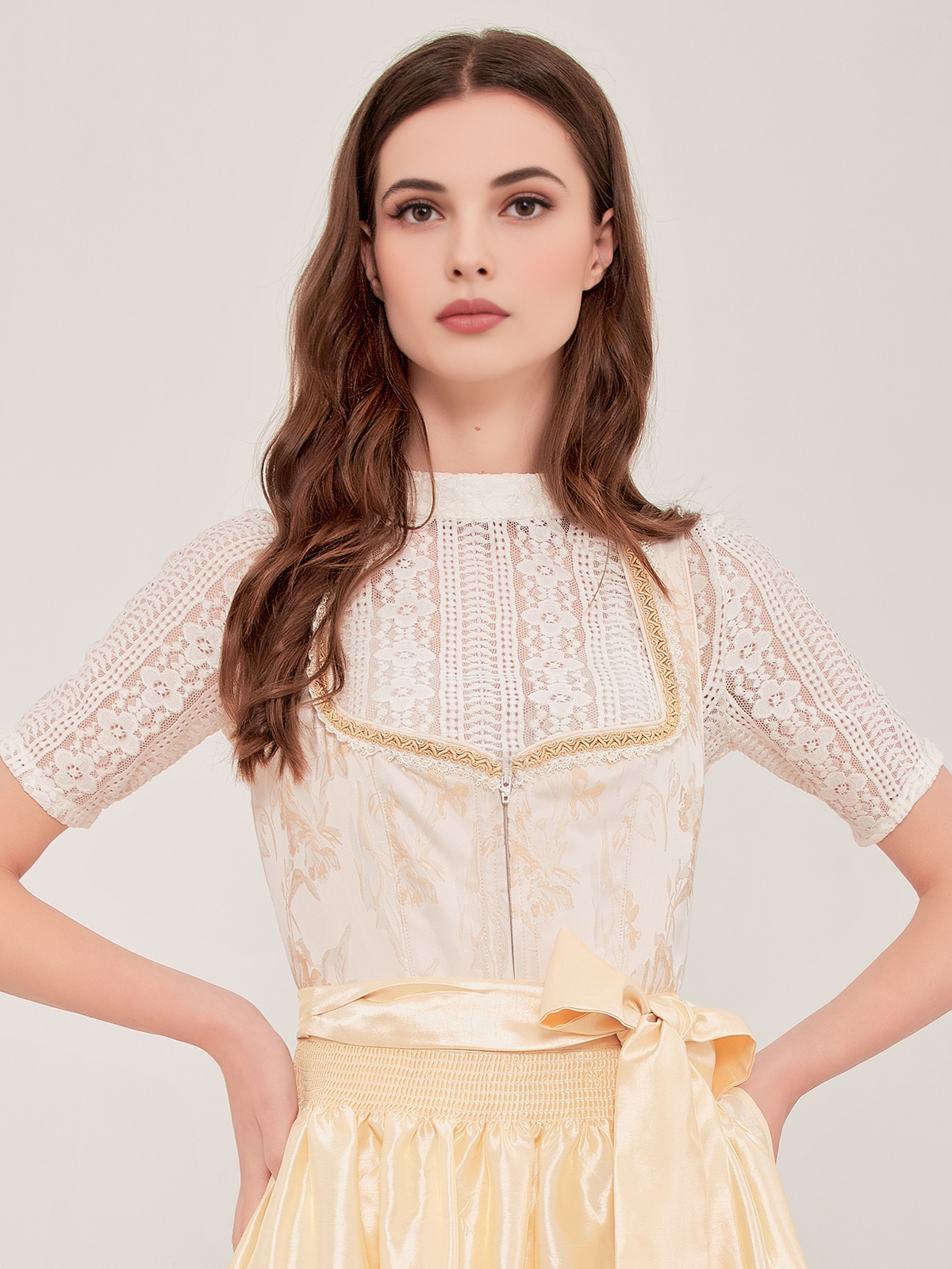 Modernes gelbes Dirndl