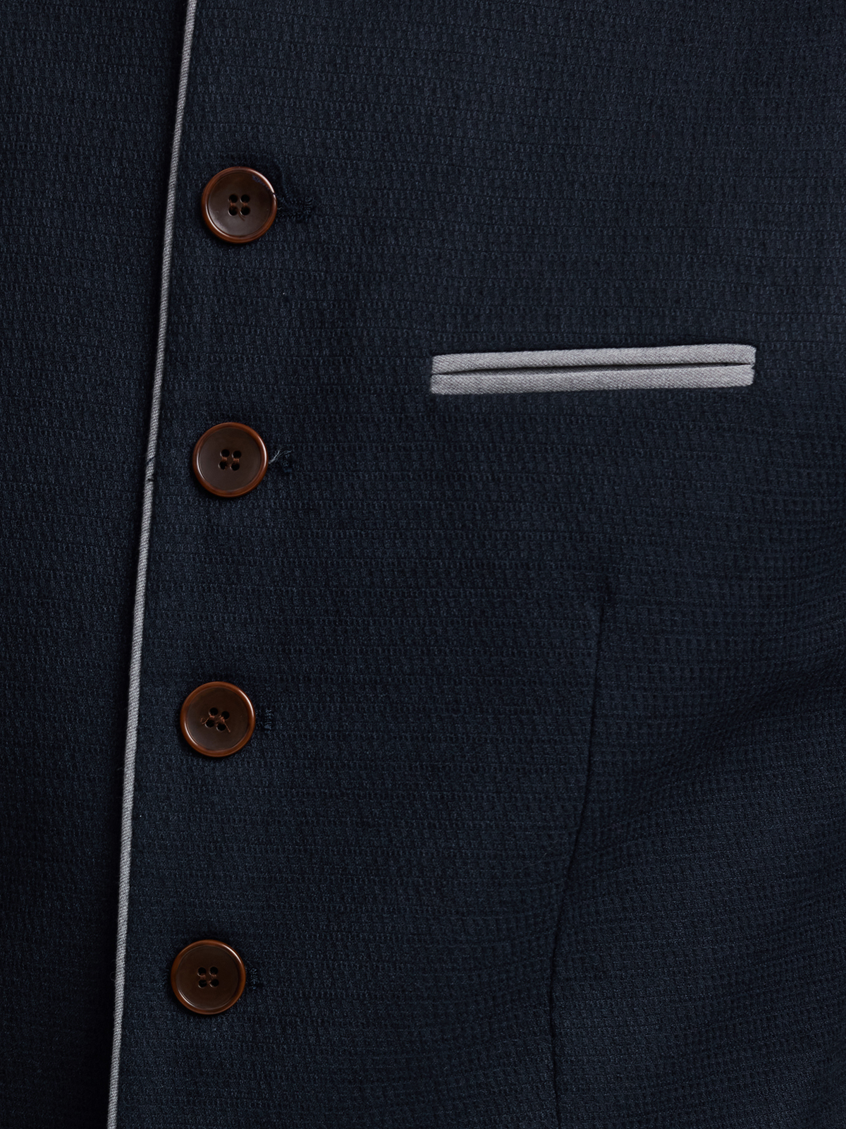 Modernes Dirndl mit blauer Weste – stilvoll und urban
