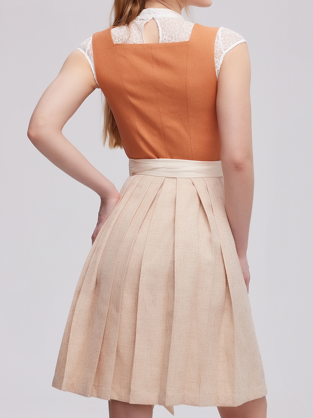 Modernes grün rosa Dirndl mit urbanem Stil