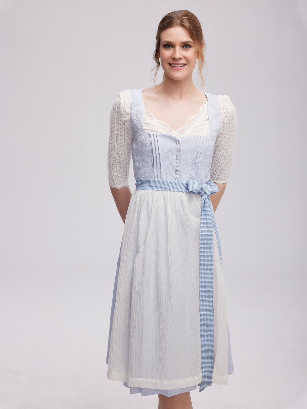 Modernes grünes Dirndl mit floralen Details