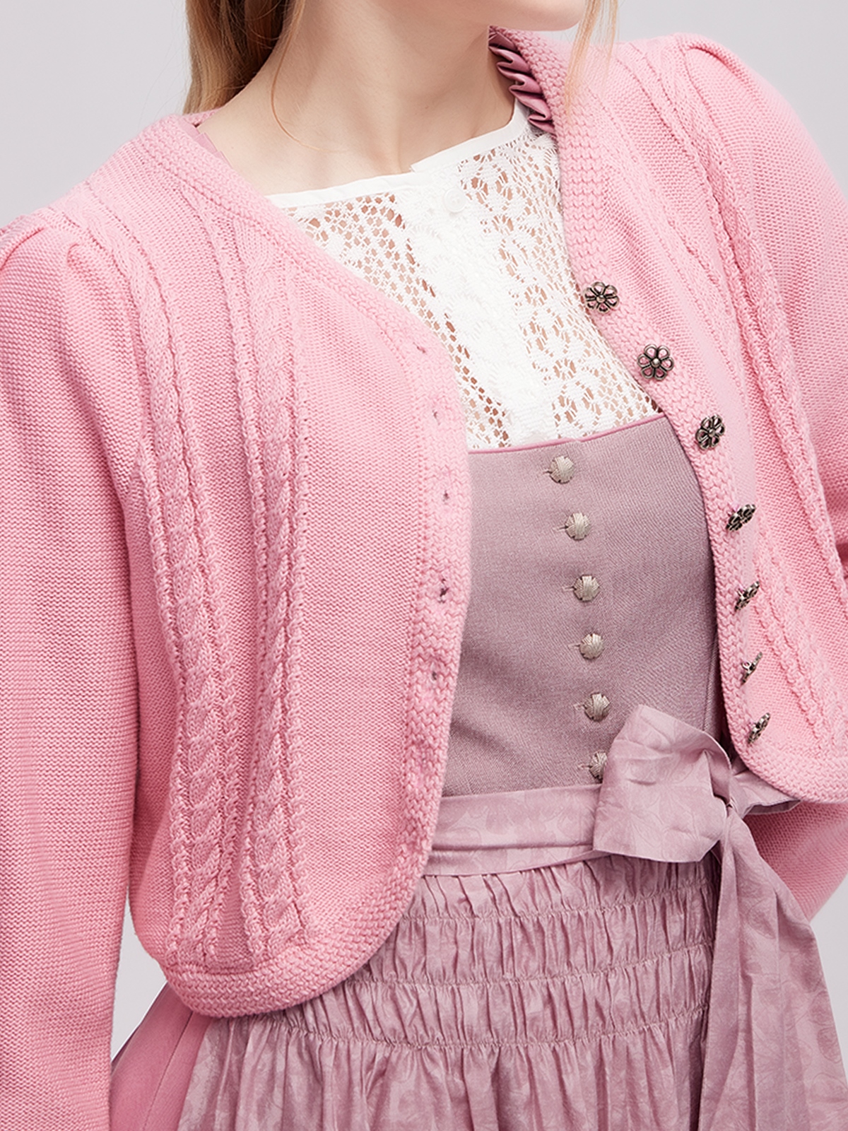 Dunkelgrüne Dirndlbluse mit floralen Details