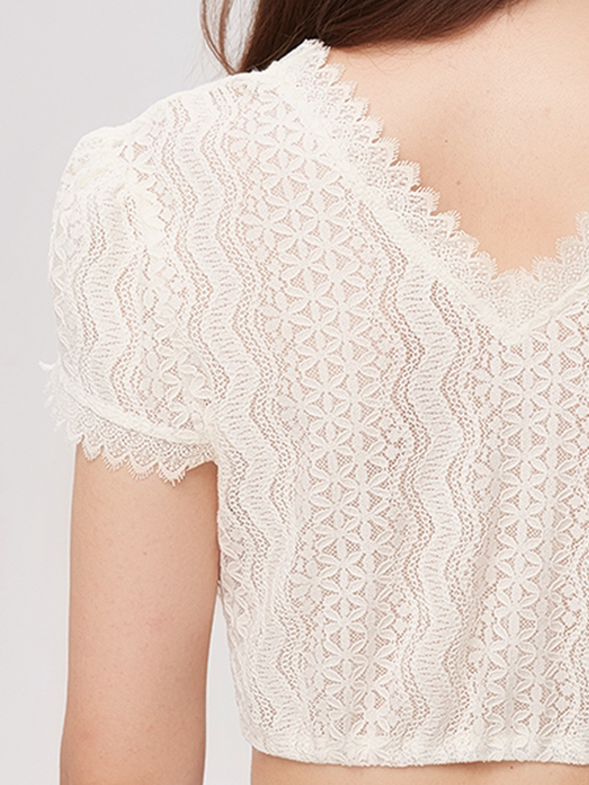 Moderne schwarze Dirndlbluse mit langen Ärmeln