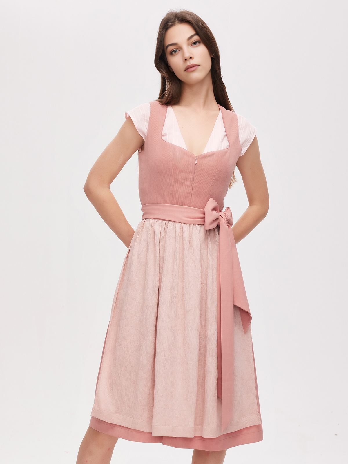 Dirndl Wildleder in Rosa – ein femininer Look für jeden Anlass