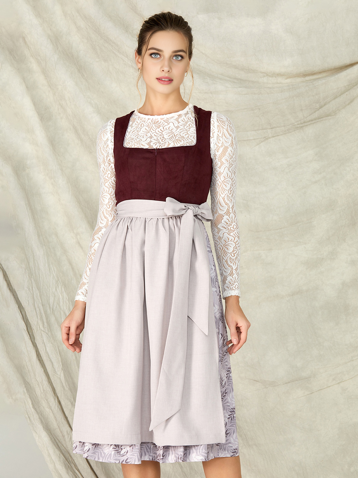 Dirndl mit Ausschnitt in Lila – Eleganz mit Sinnlichkeit