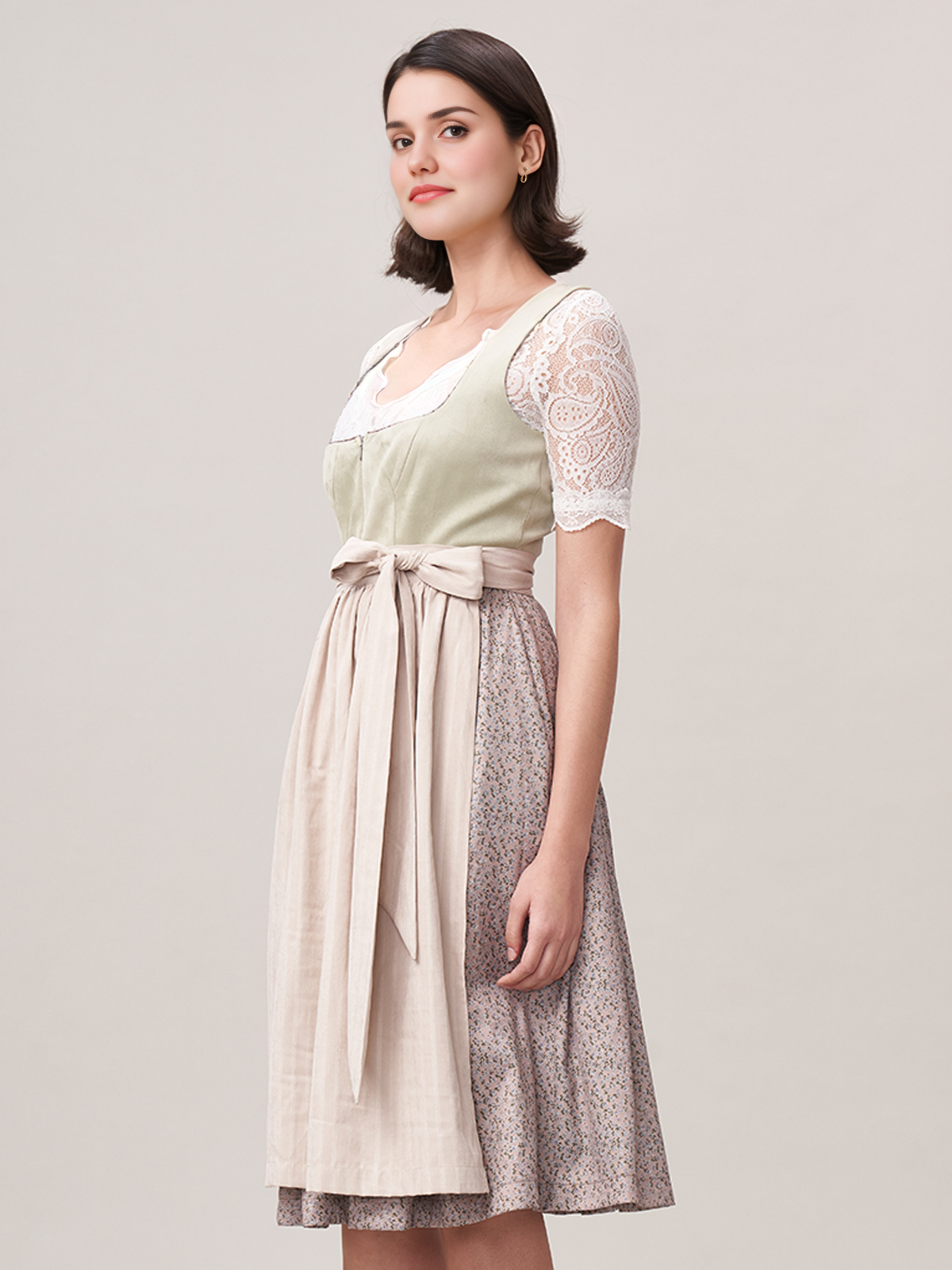 Schwarze Dirndlbluse mit Grünem Dirndl