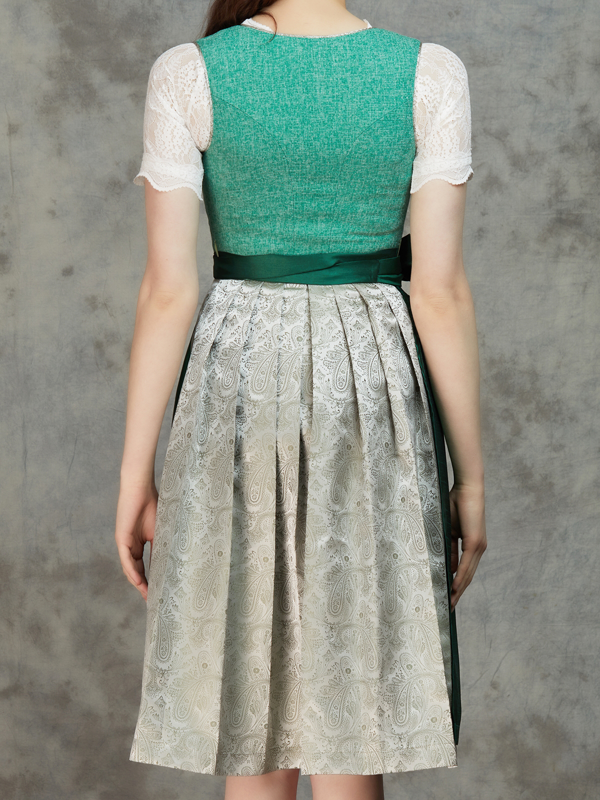 Modernes blaues Dirndl mit floralen Details