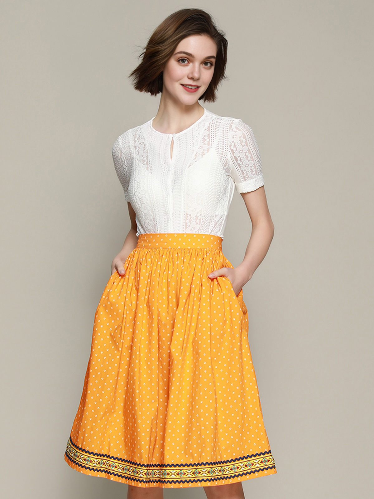 Modernes Dirndl mit raffiniertem Ausschnitt