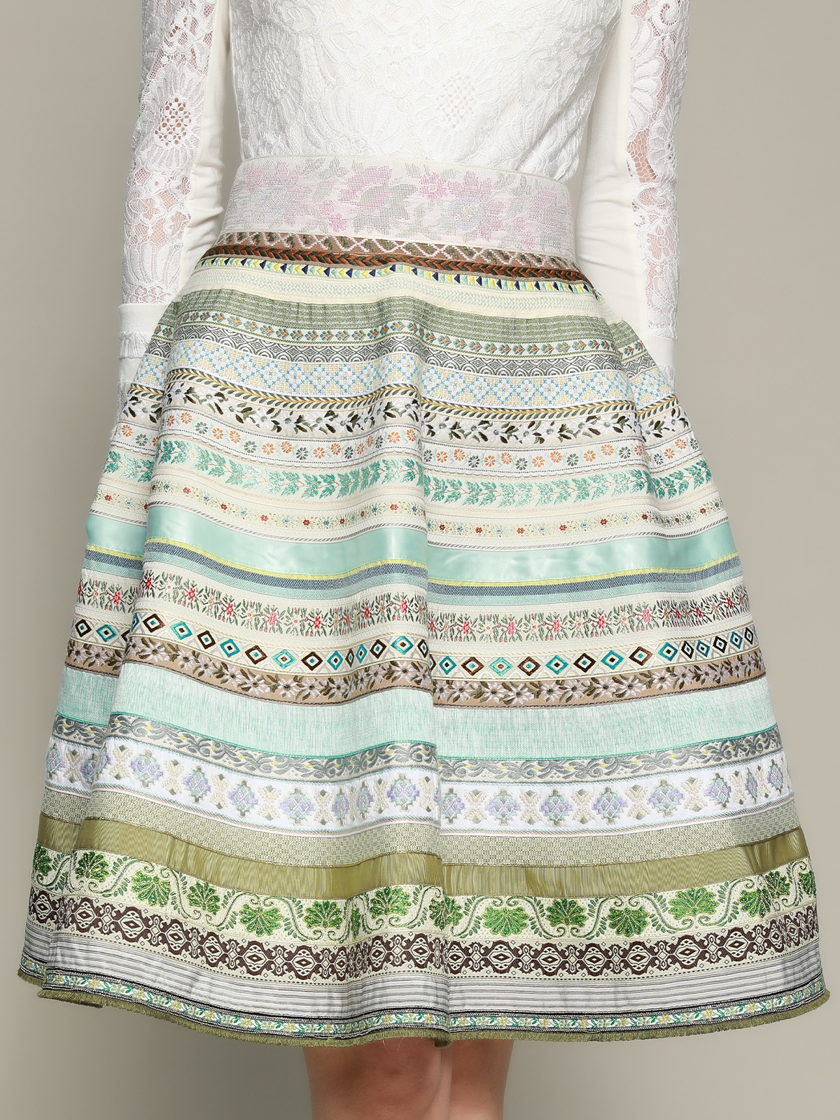 Dirndl in Grün mit floralen Details