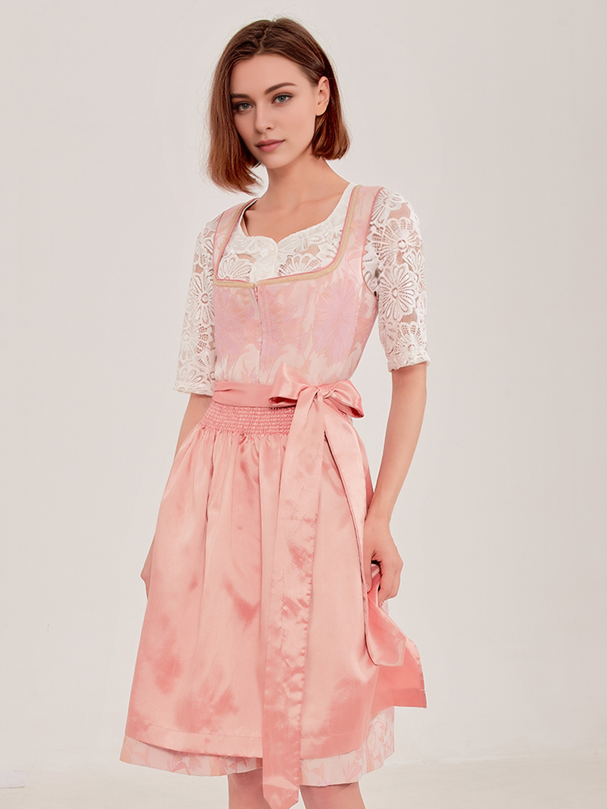 Modernes Dirndl in Rosa