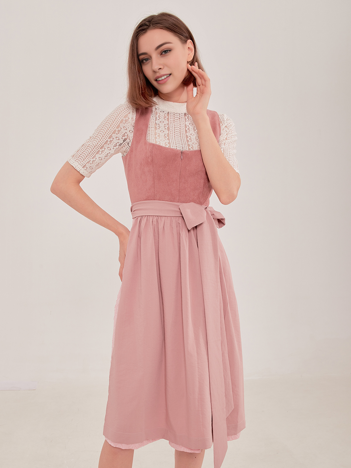Traditionelles blaues Dirndl mit floralen Details