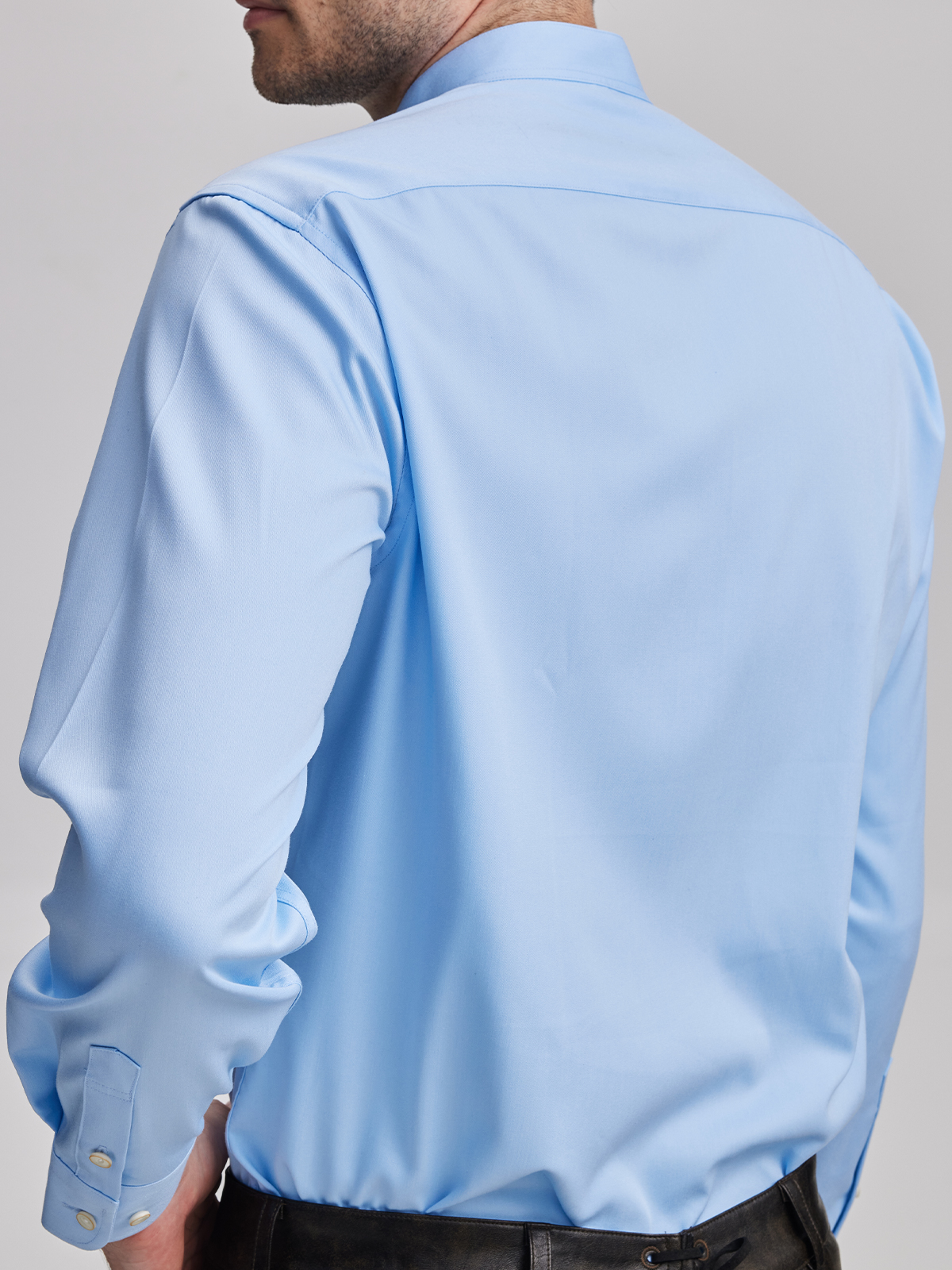 Dirndl in Blau mit weißer Bluse