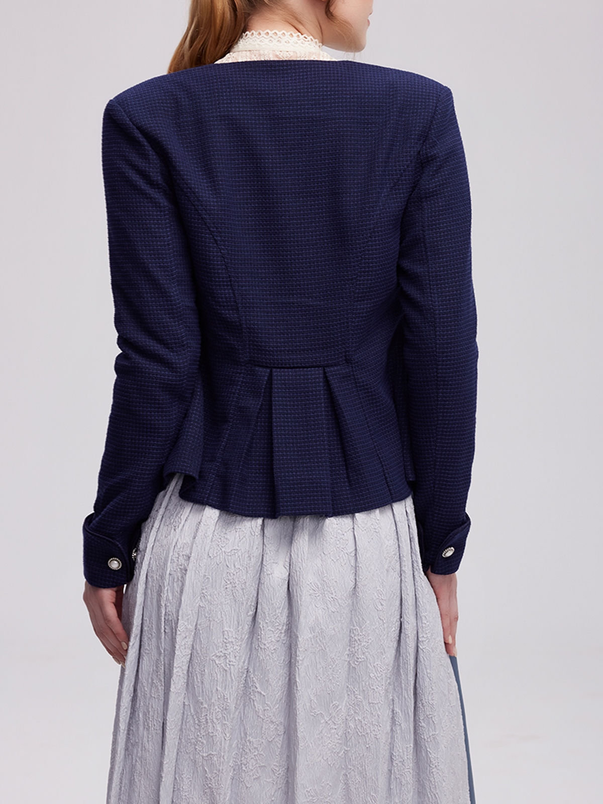 Ein elegantes blaues Dirndl mit modernen Details