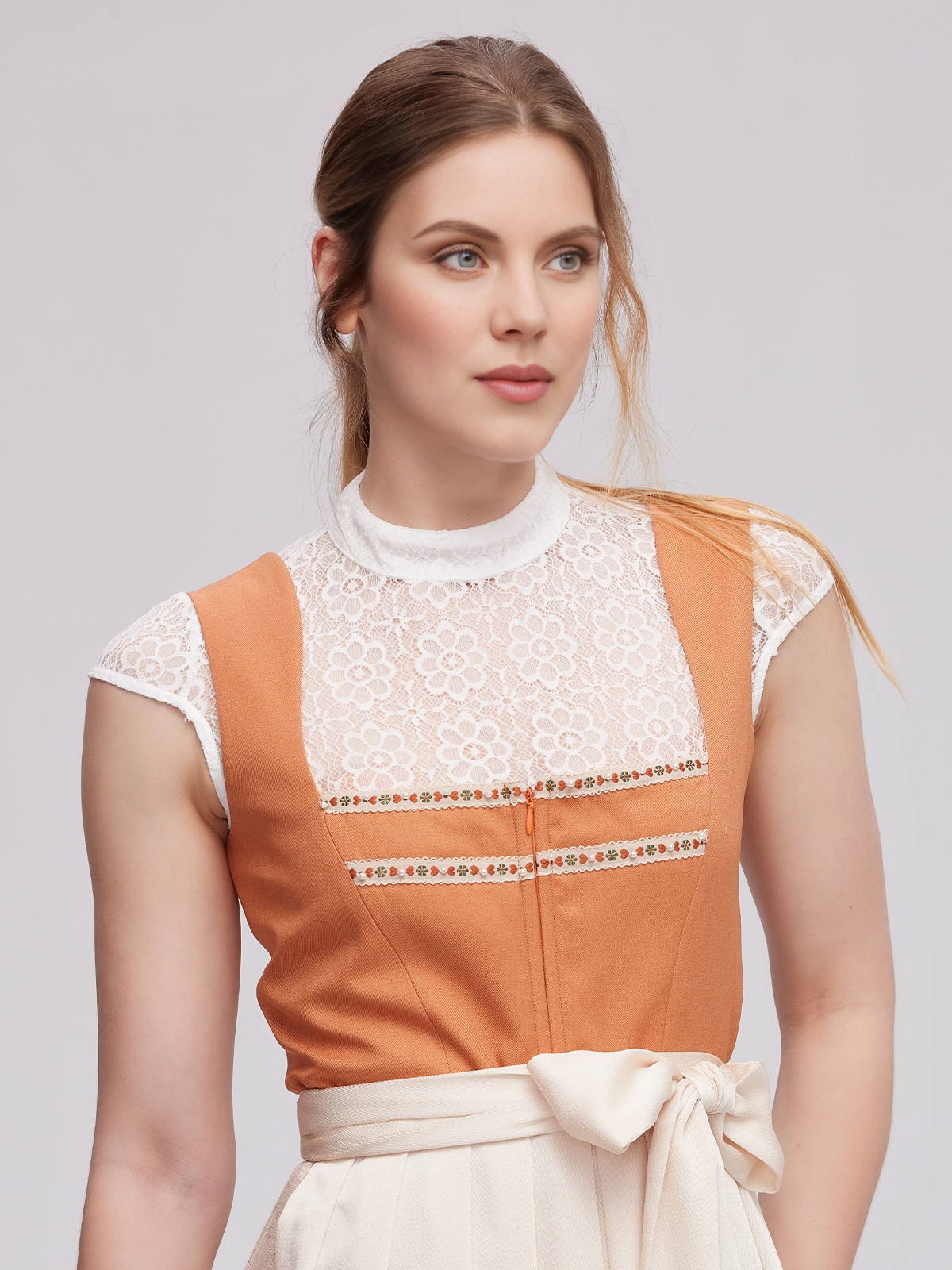 Modernes Dirndl in Orange