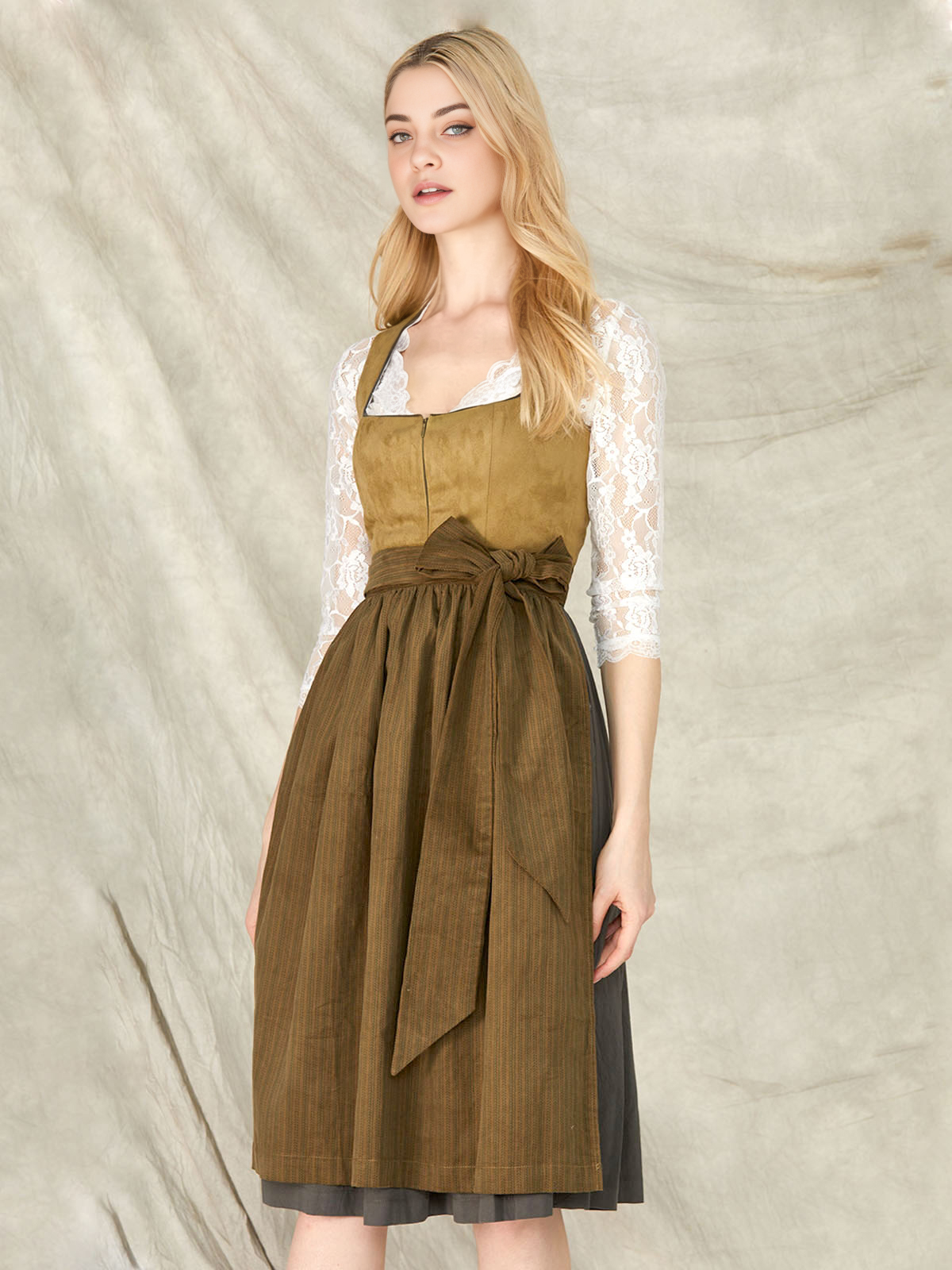 Modernes Dirndl in Grün mit Ausschnitt