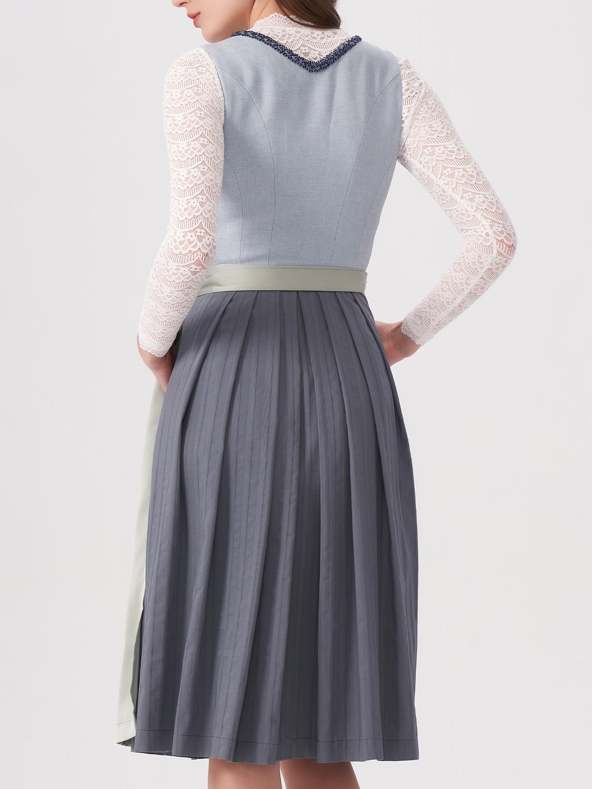 Dirndl in Blau mit Spitzenbluse