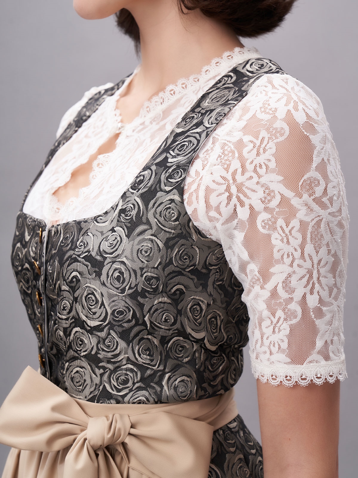 Dirndl in Gelb mit roter Schürze
