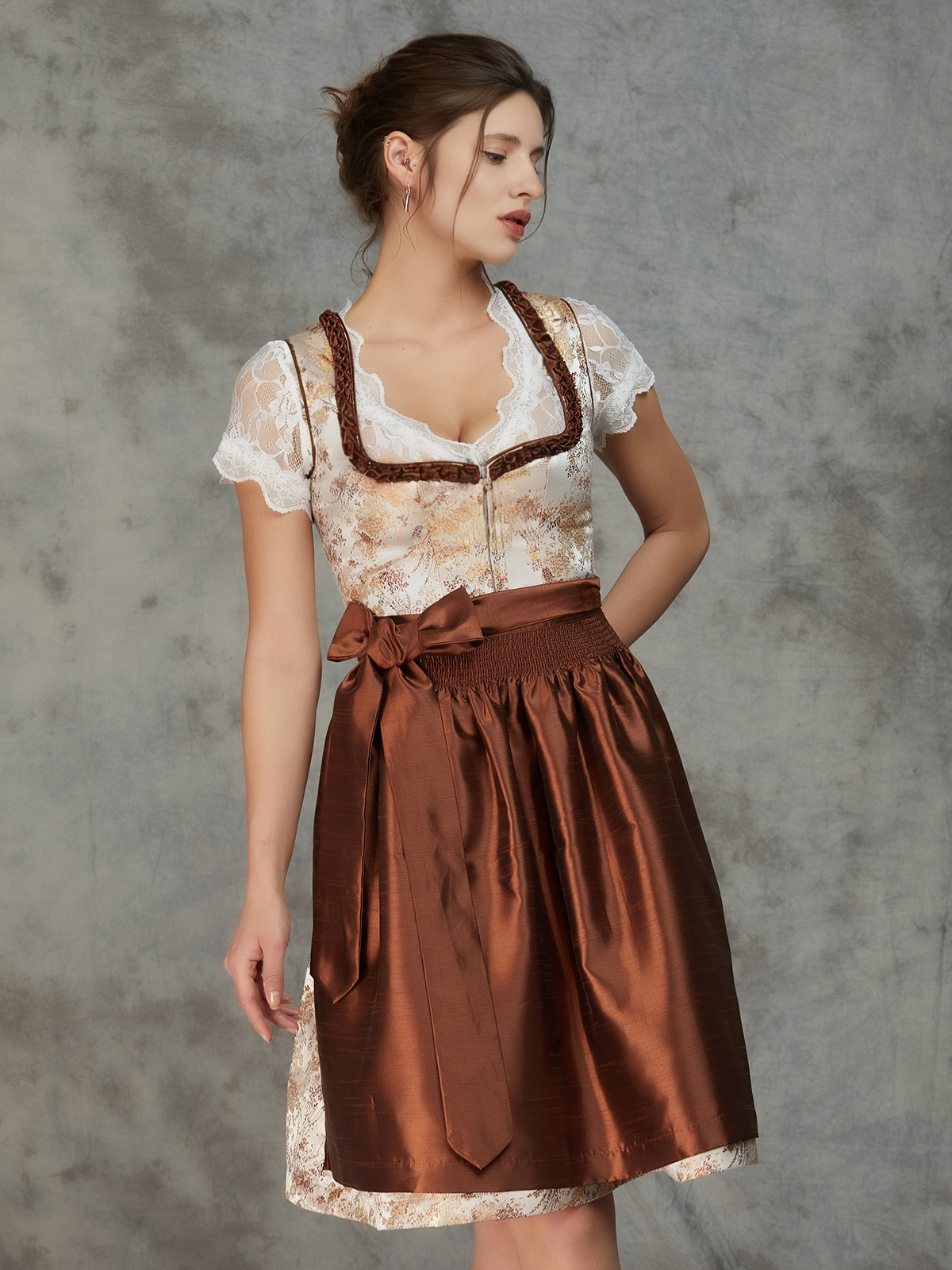 Rot-schwarzes Dirndl mit gelber Schürze