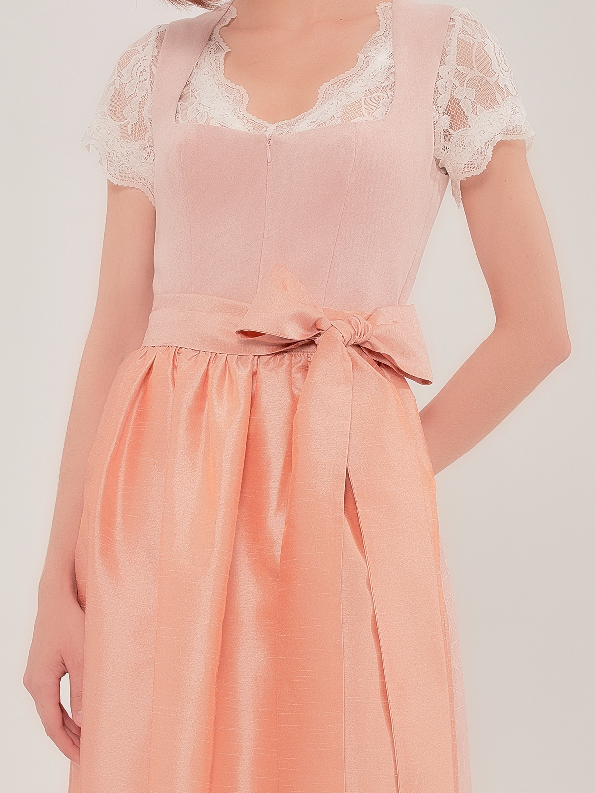 Modernes Dirndl in Rosa mit urbanem Twist