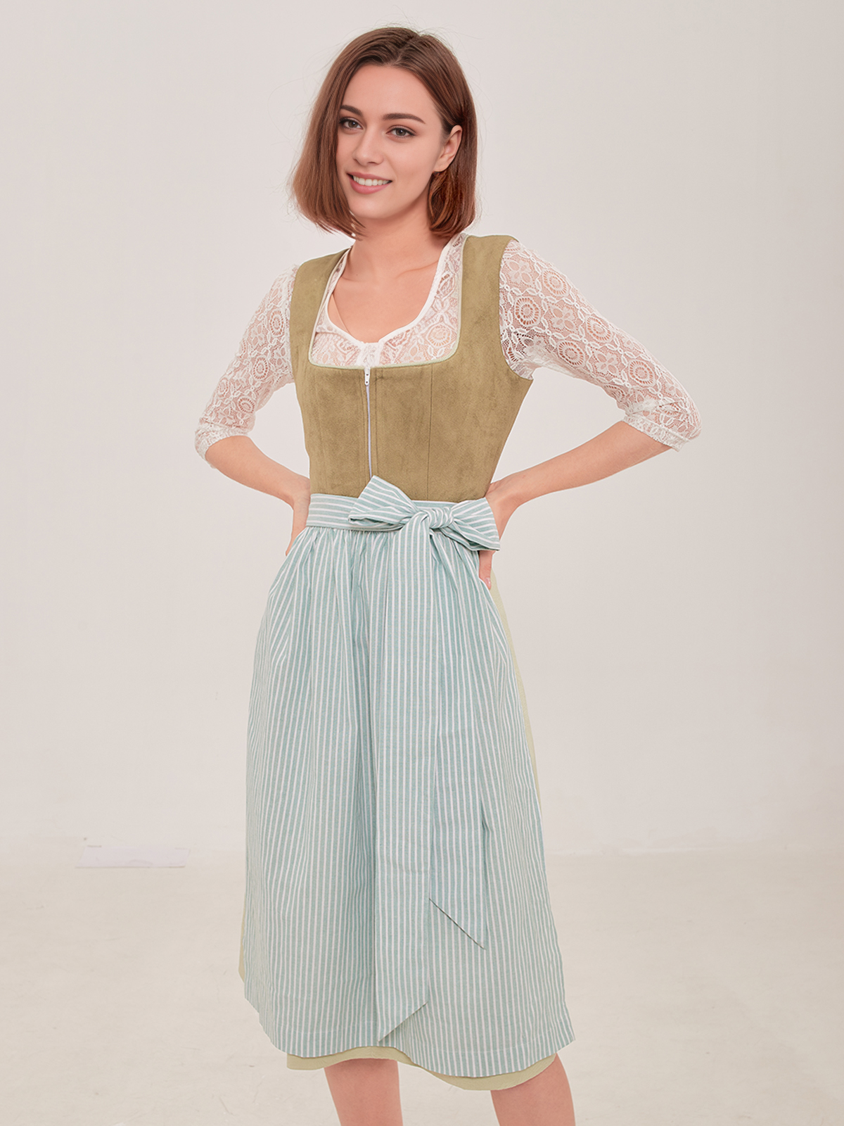 Modernes grünes Dirndl mit schlankem Schnitt