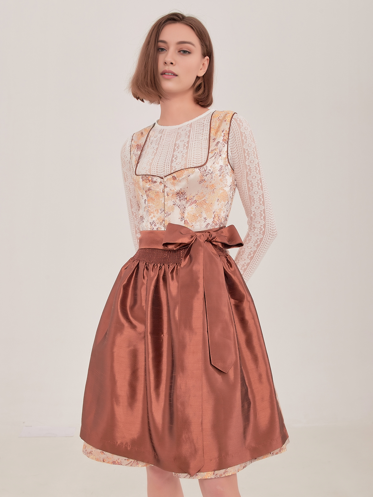 Elegantes gelbes Dirndl mit floralen Details