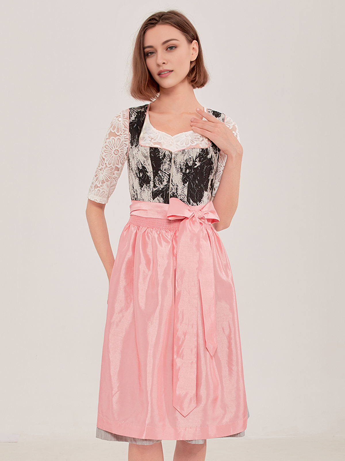 Modernes Dirndl in Schwarz mit eleganter Silhouette