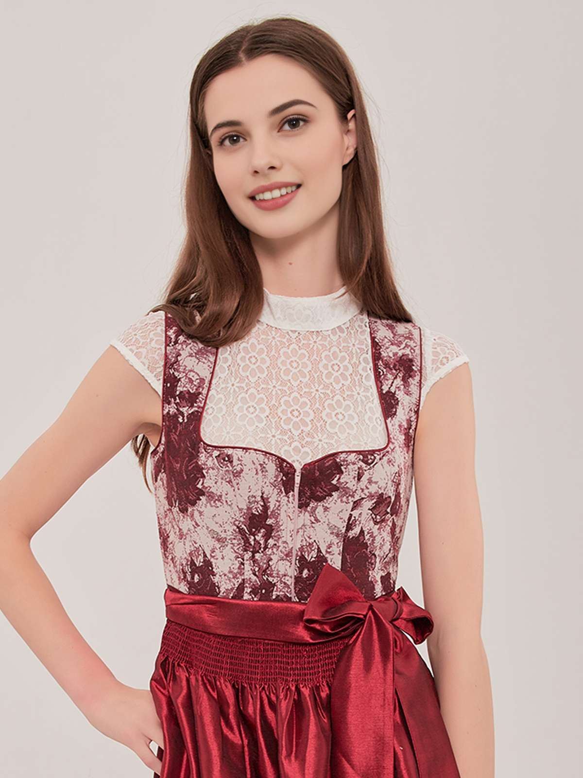 Modernes grün Dirndl mit figurbetonter Silhouette