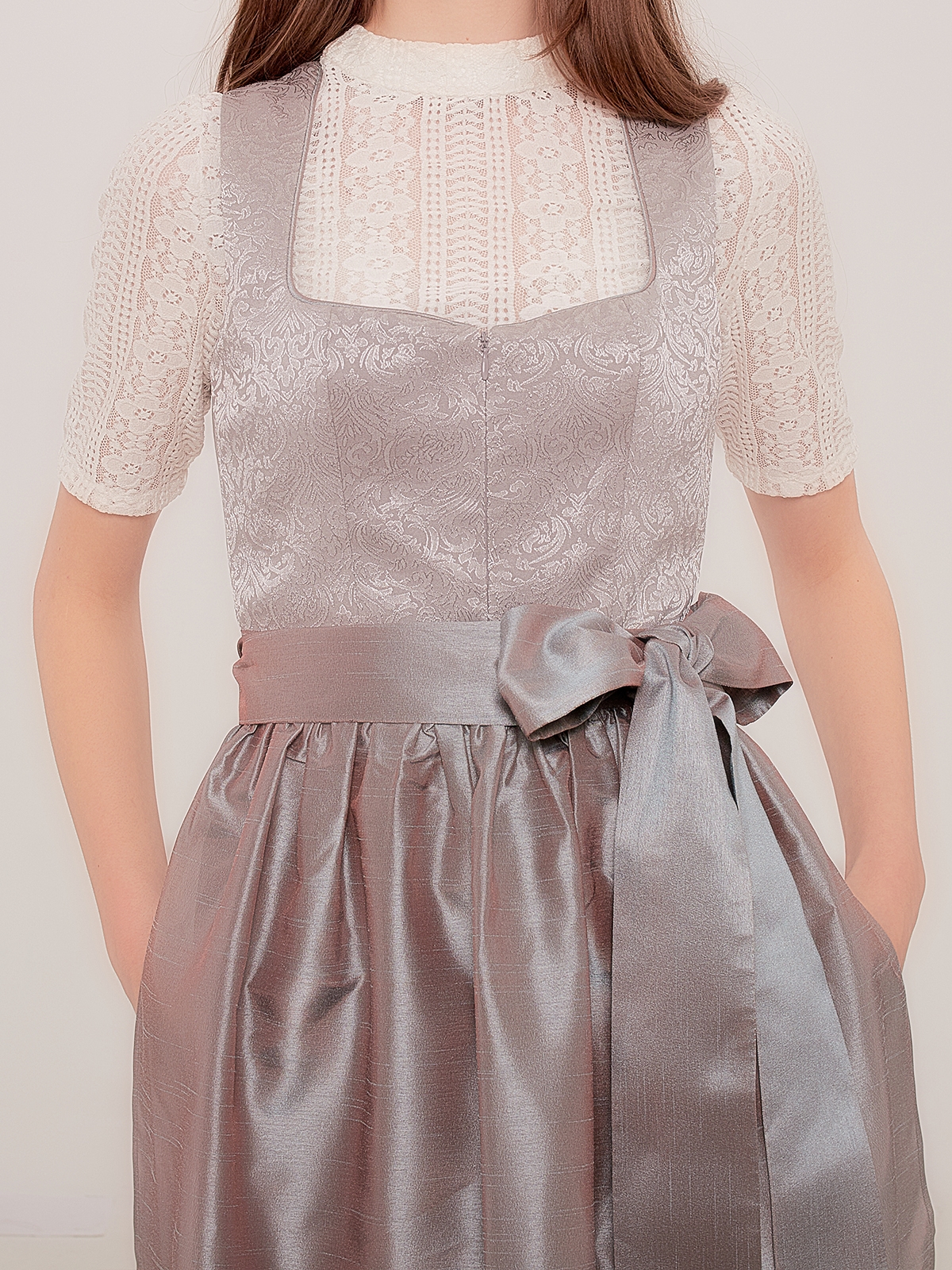Hellblaues Dirndl mit floralen Details