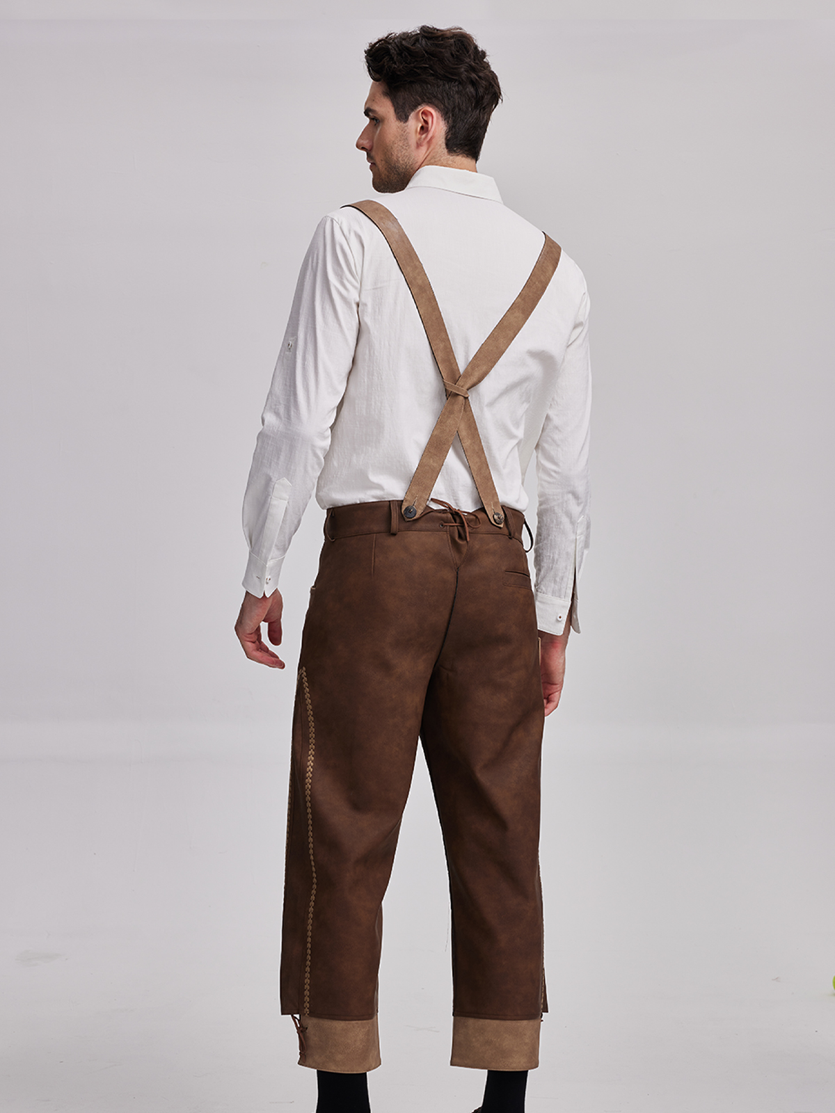 Dirndl in Braun mit traditionellem Schnitt