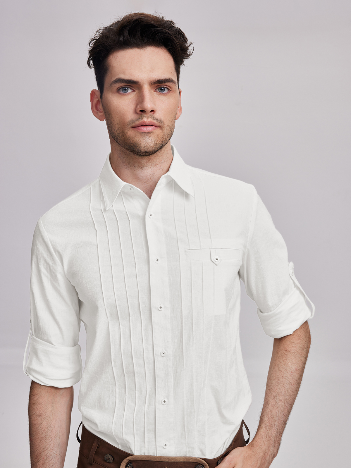 Dirndl mit weißer Bluse kombiniert