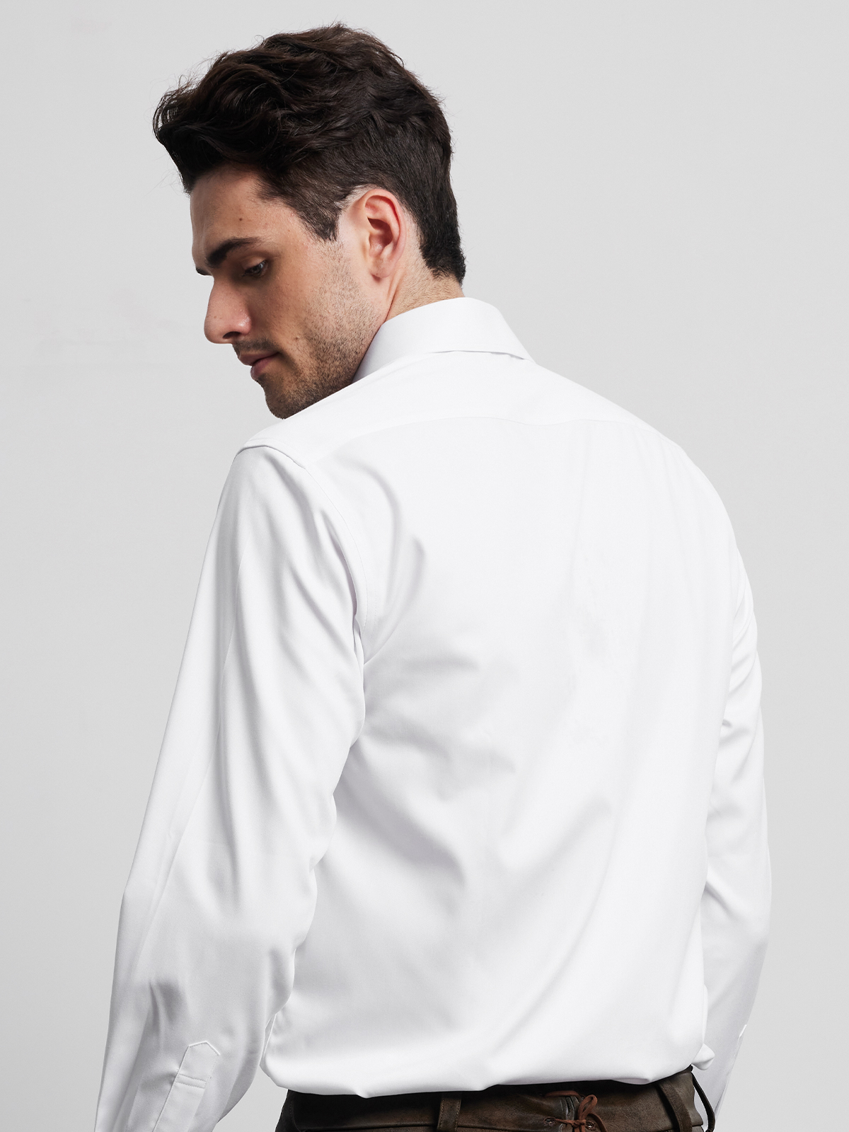 Modernes weinrotes Dirndl mit schmeichelhaftem Schnitt