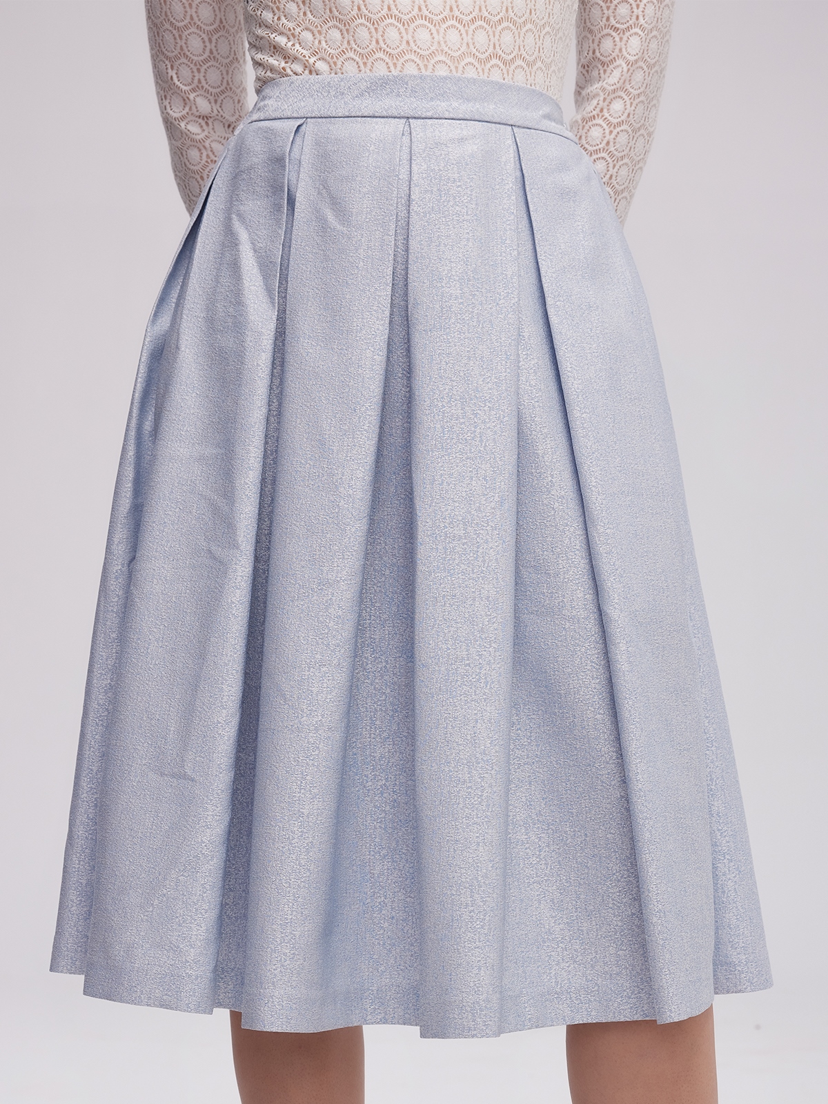 Modernes Dirndl in Blau – perfekt für den urbanen Stil