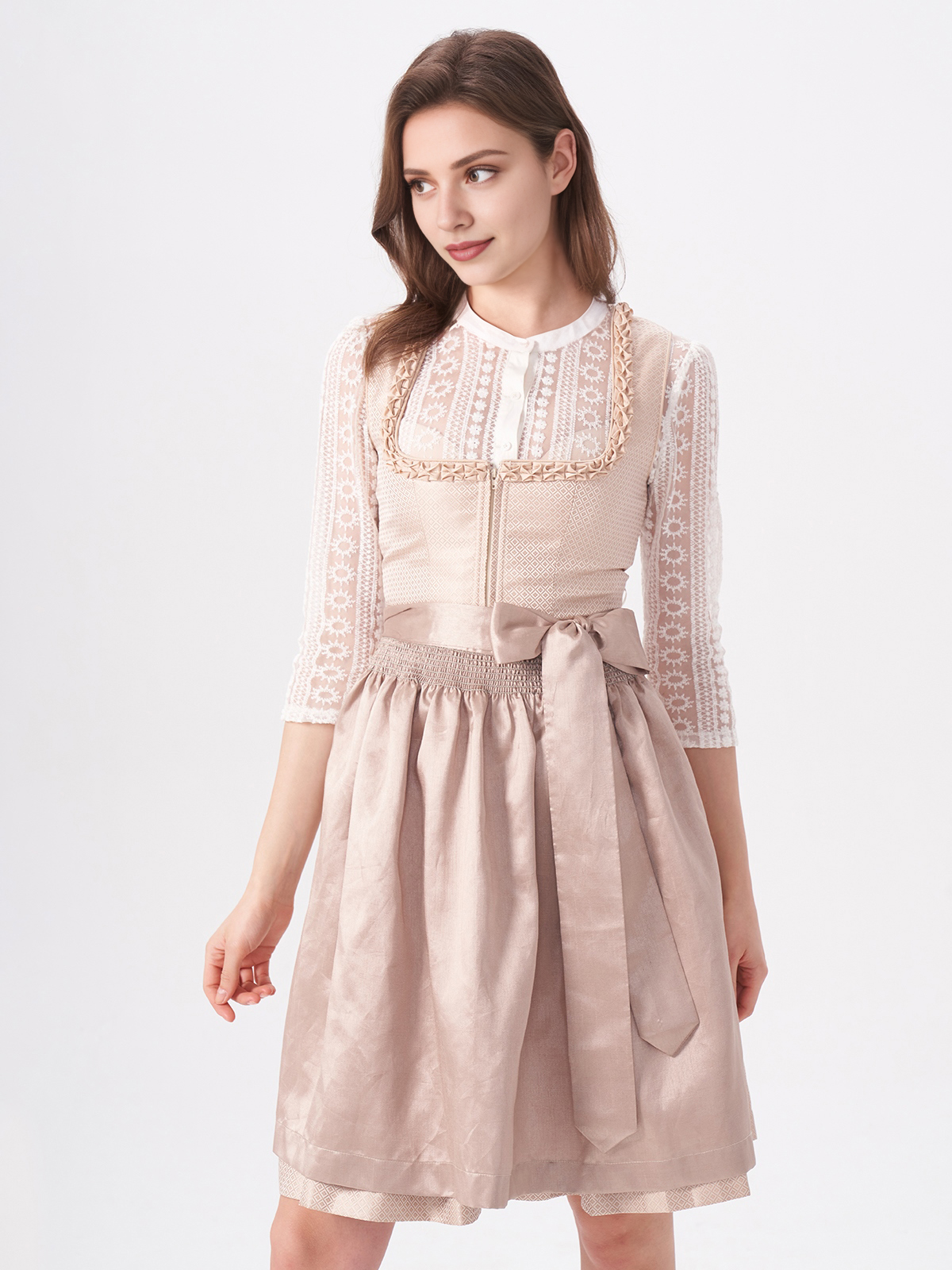 Modernes grünes Dirndl mit schlichter Bluse