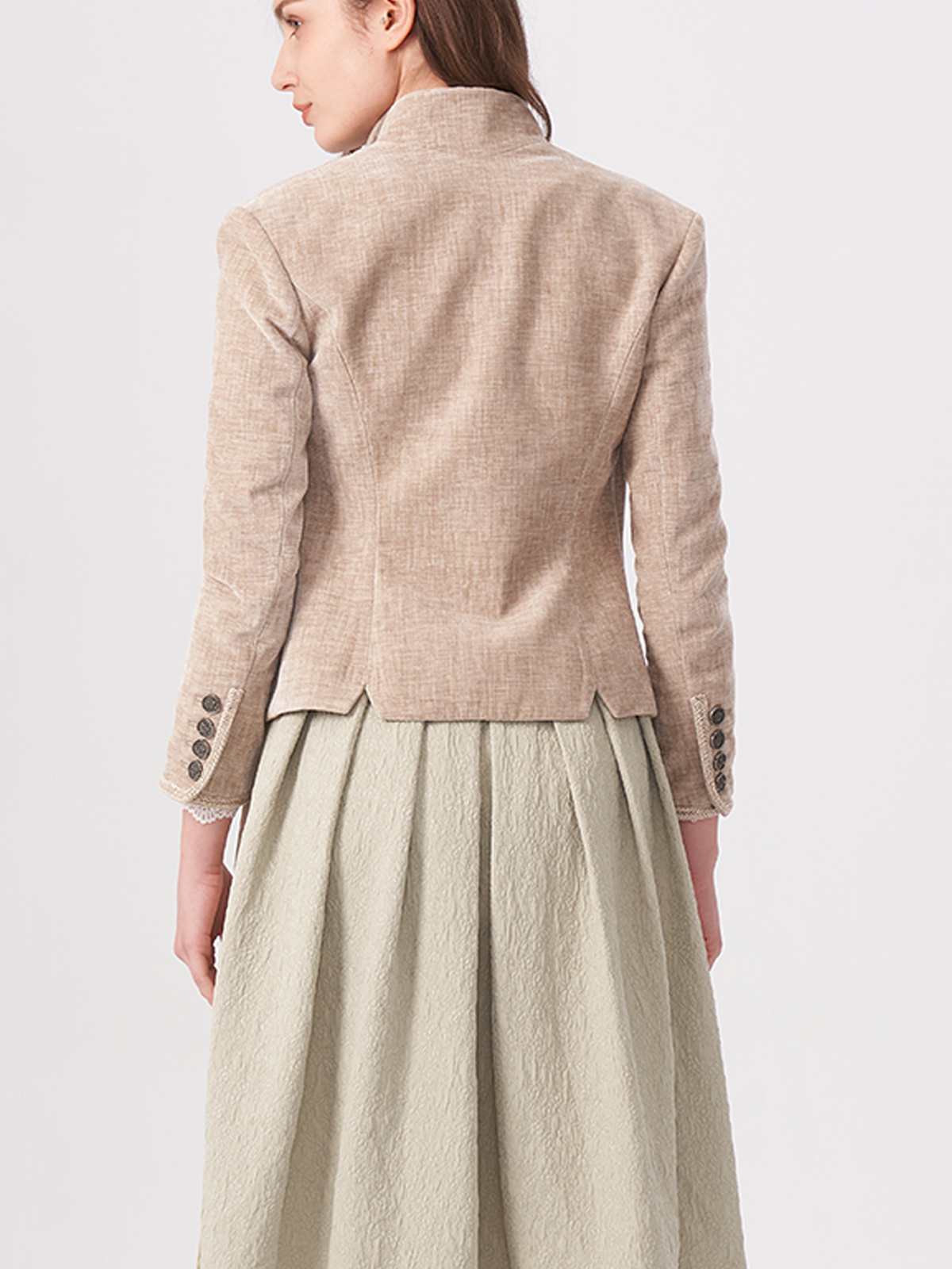 Traditionelles beiges Dirndl mit modernem Schnitt