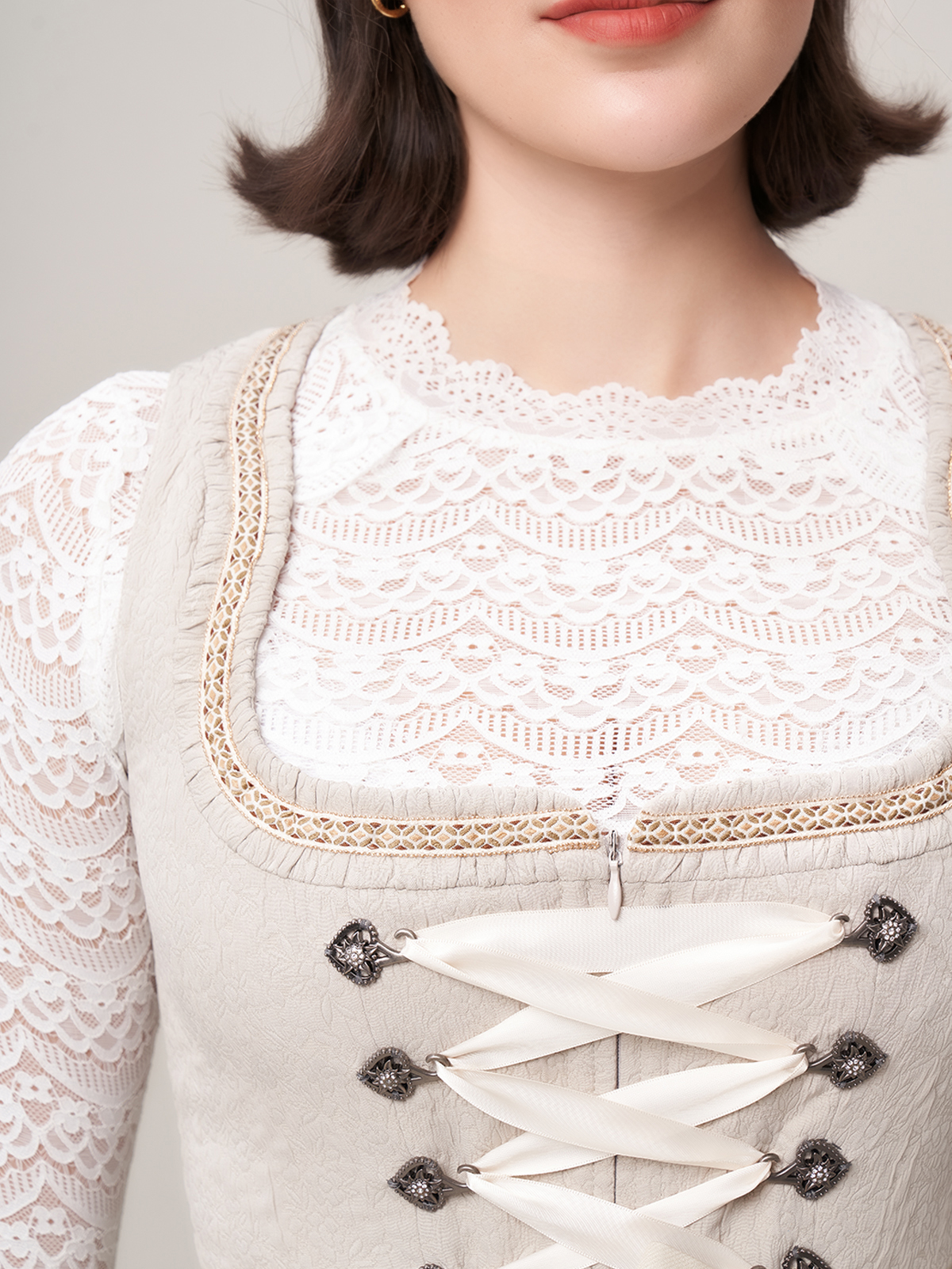 Dirndl in Beige mit schwarzer Schürze