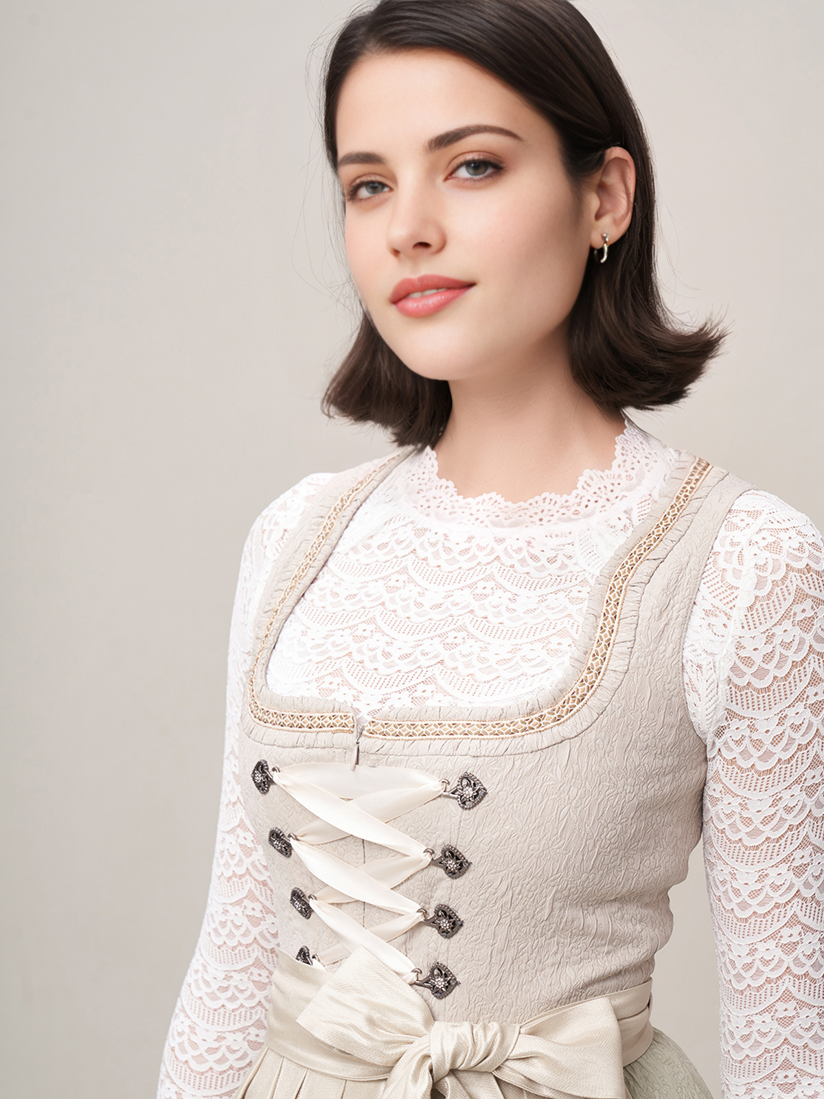 Dirndlbluse beige creme in Kombination mit einem klassischen Dirndl