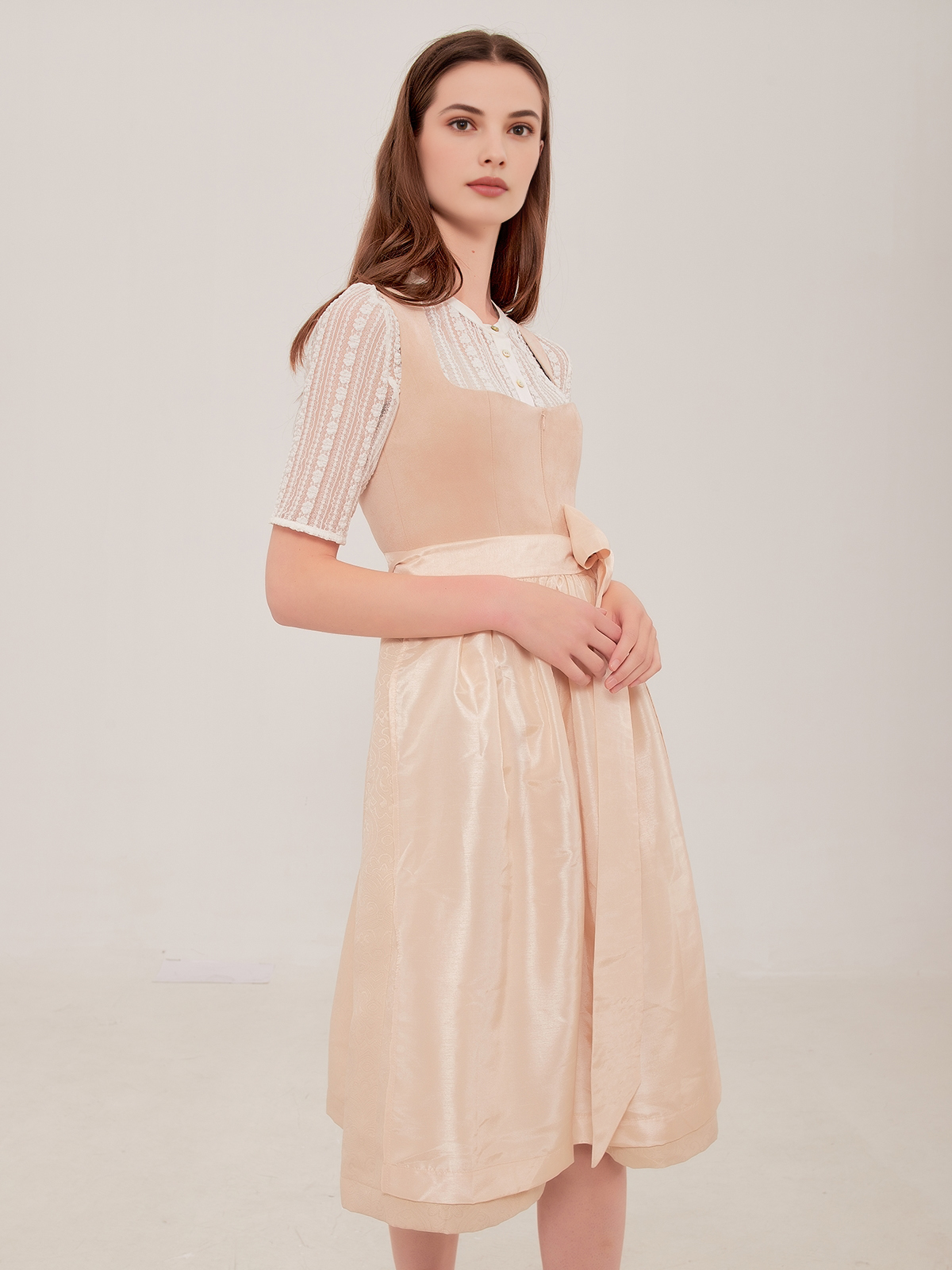 Elegantes schwarzes Dirndl mit bestickten Details