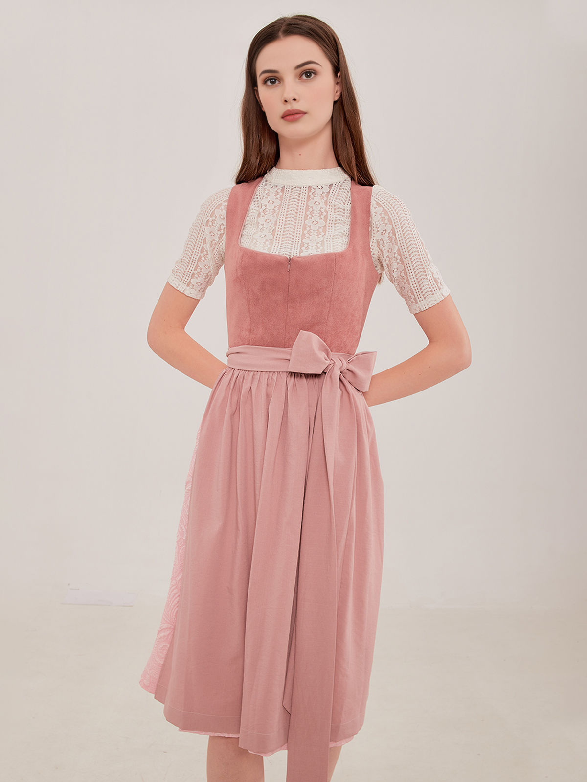 Ein modernes Dirndl in Khaki mit rosa Details
