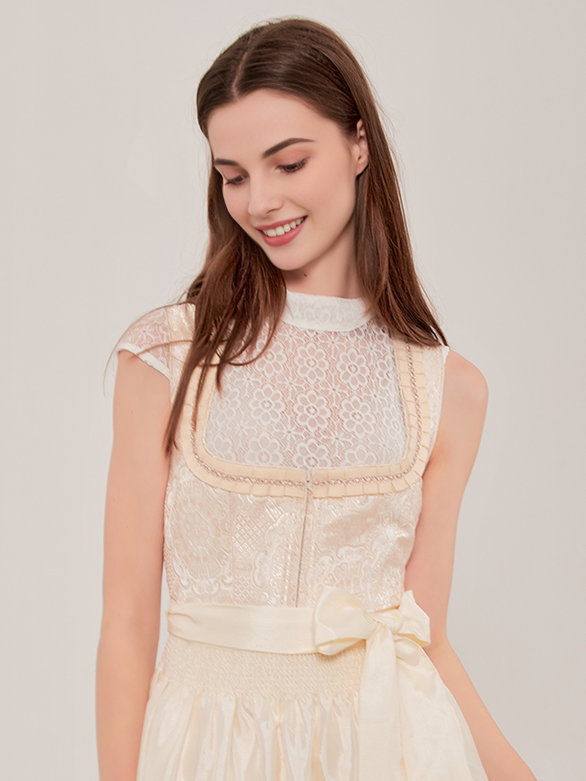 Modernes weißes Dirndl mit figurbetonter Taille und Midi-Länge