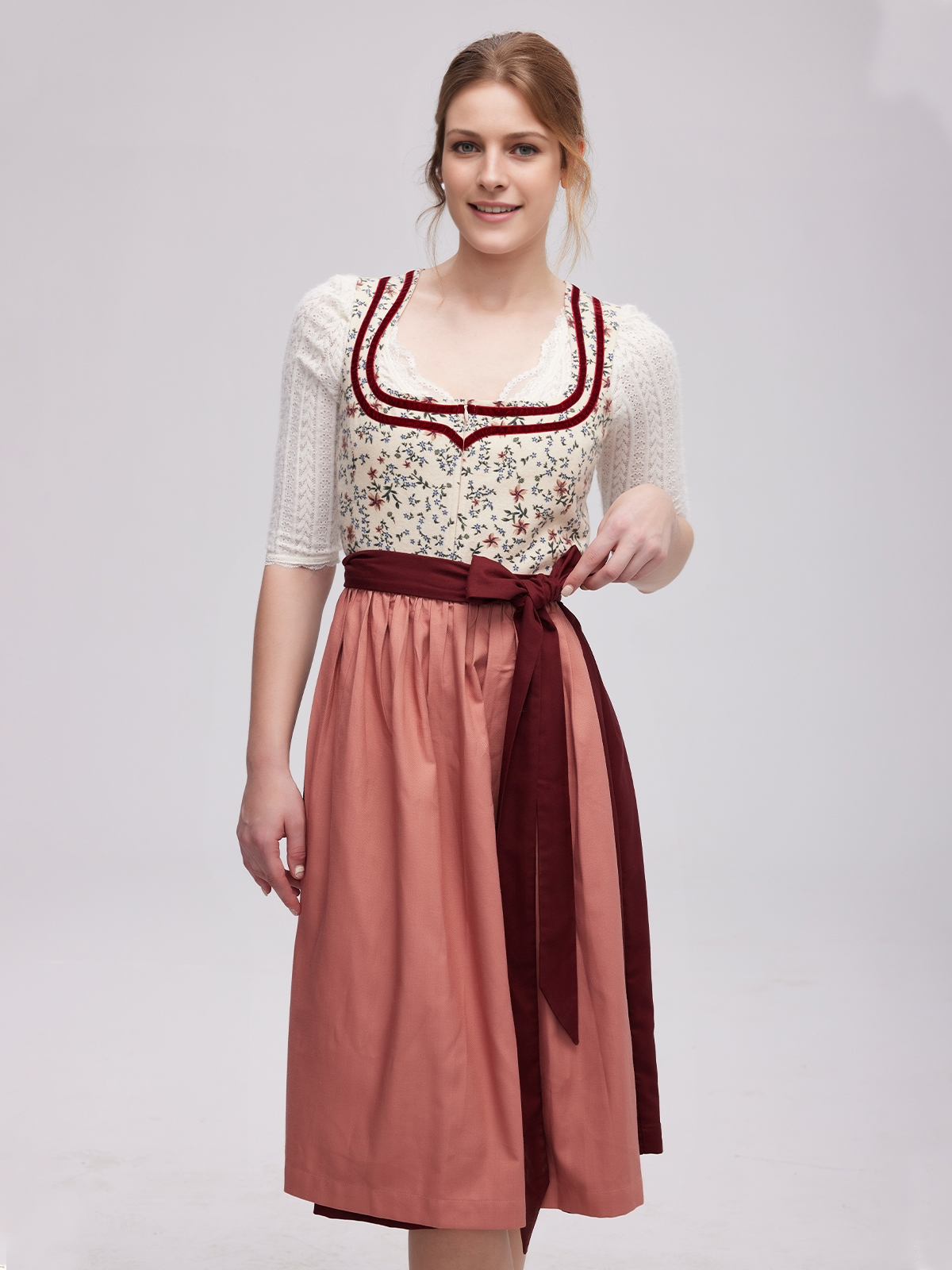 Hellgrünes Dirndl mit floralen Details