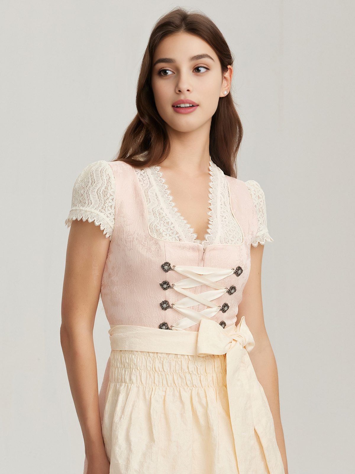 Modernes Dirndl mit Spitzenbluse