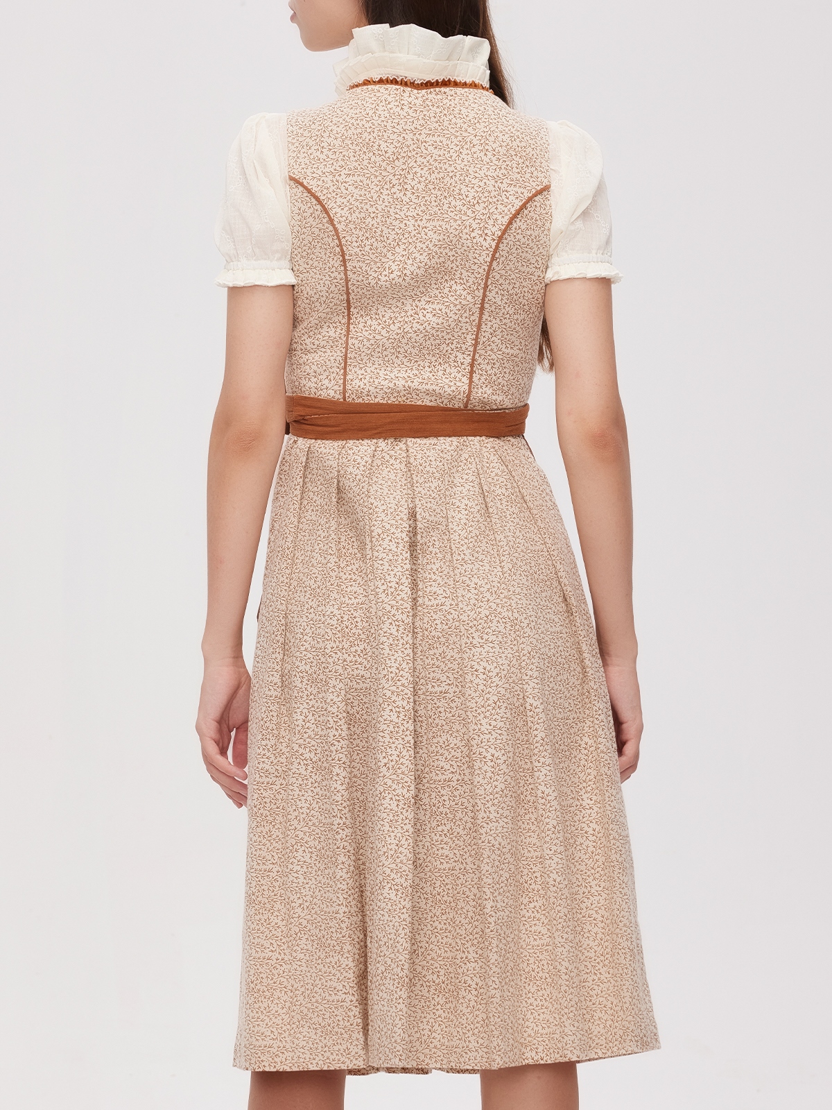 Klassisches braunes Dirndl mit femininem Schnitt