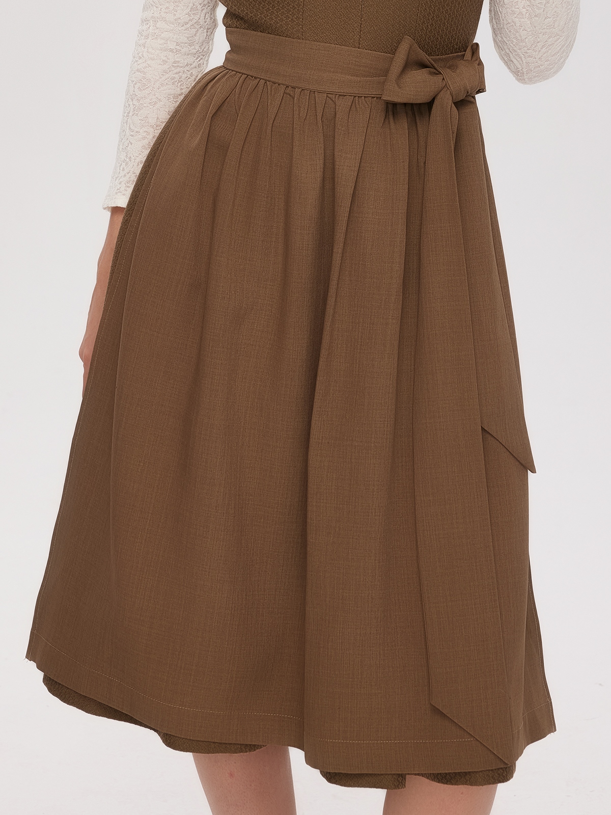 Ein modernes hellblaues Dirndl mit Samtoptik