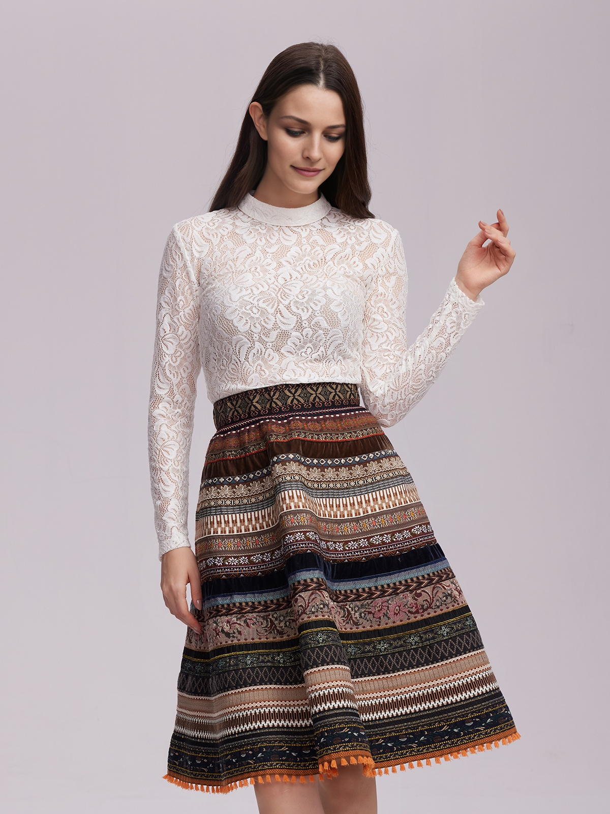 Frau in braunem Dirndl auf einer Wiese