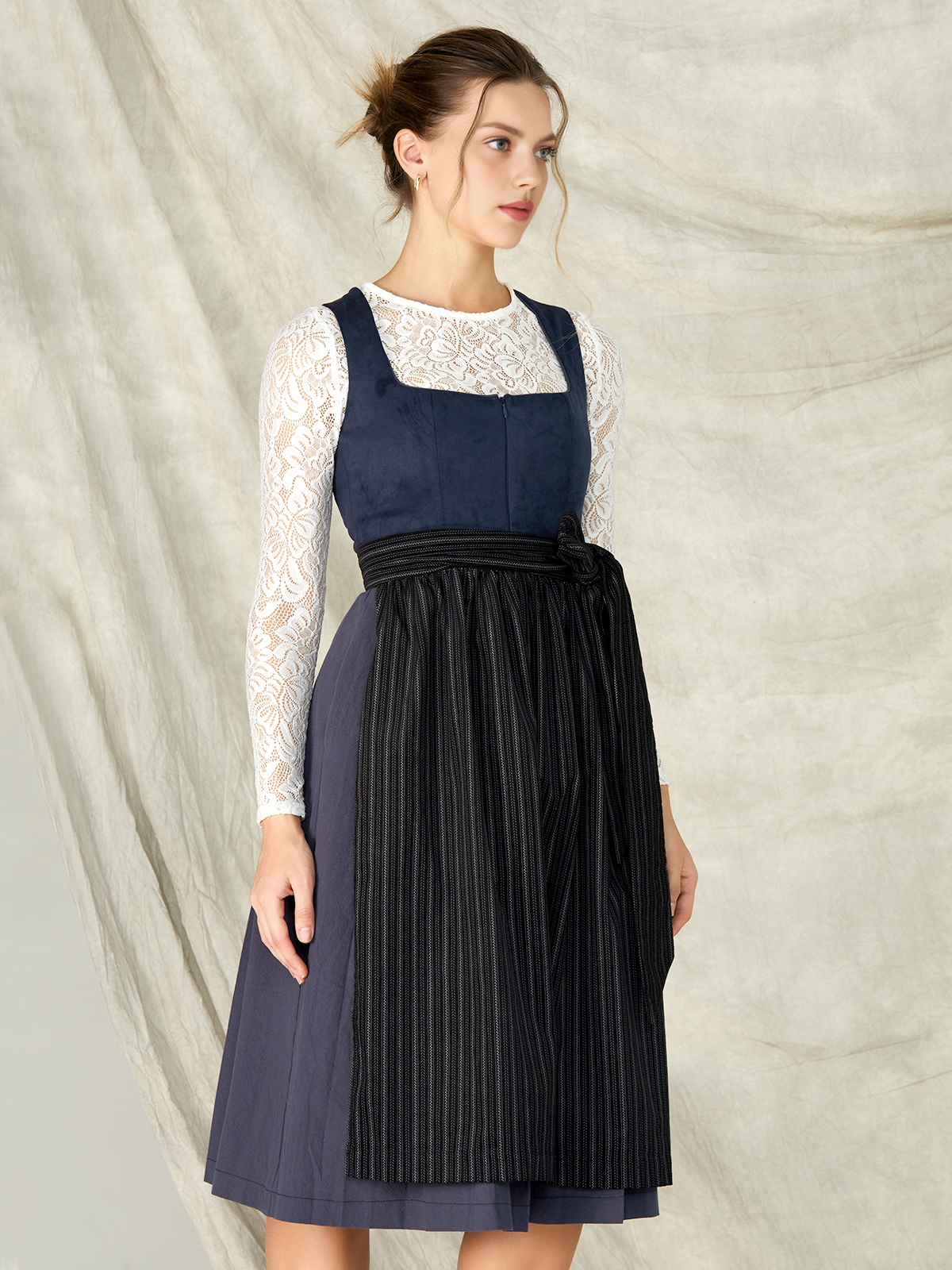 Rotes Samt-Dirndl im festlichen Licht