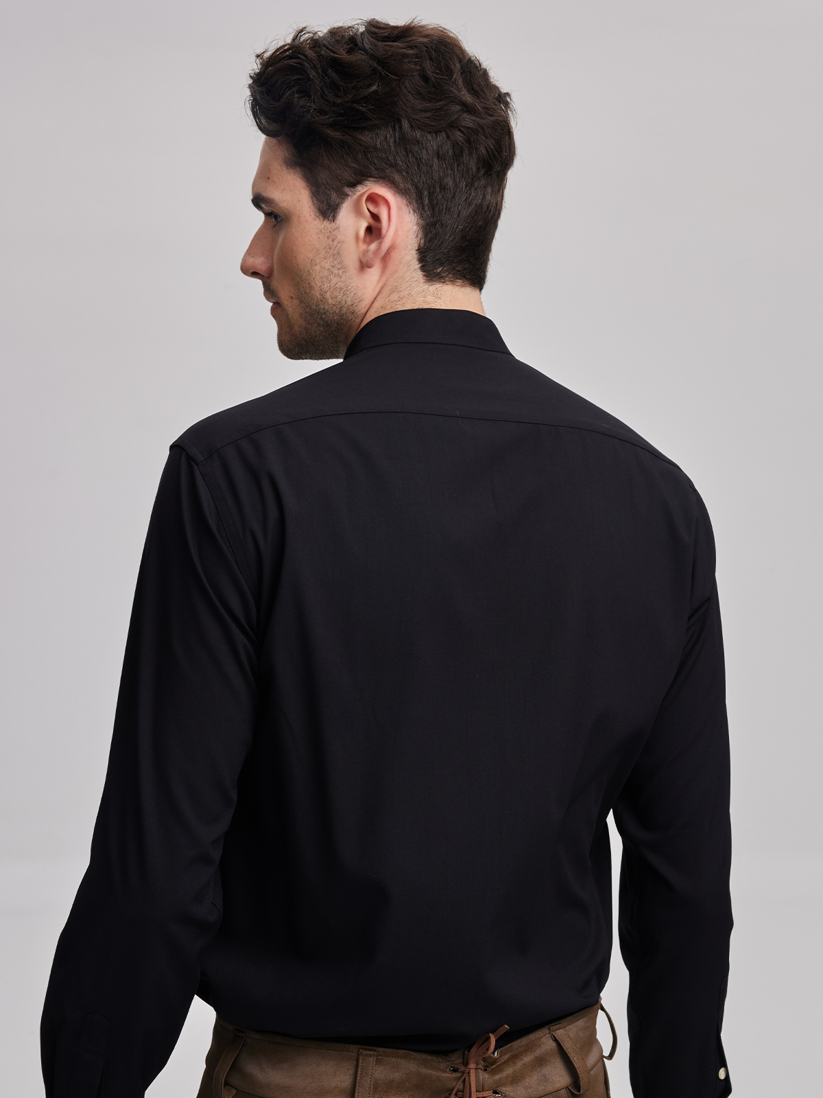 Stylisches Dirndl mit schwarzem Hemd