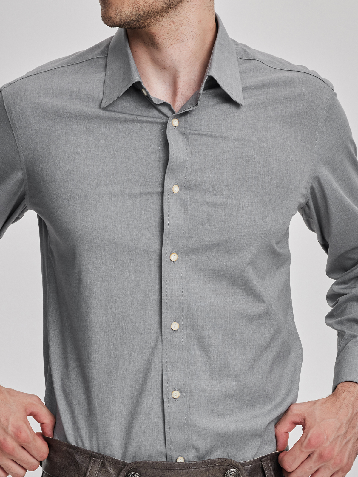 Dirndlbluse mit Herzausschnitt in Grau