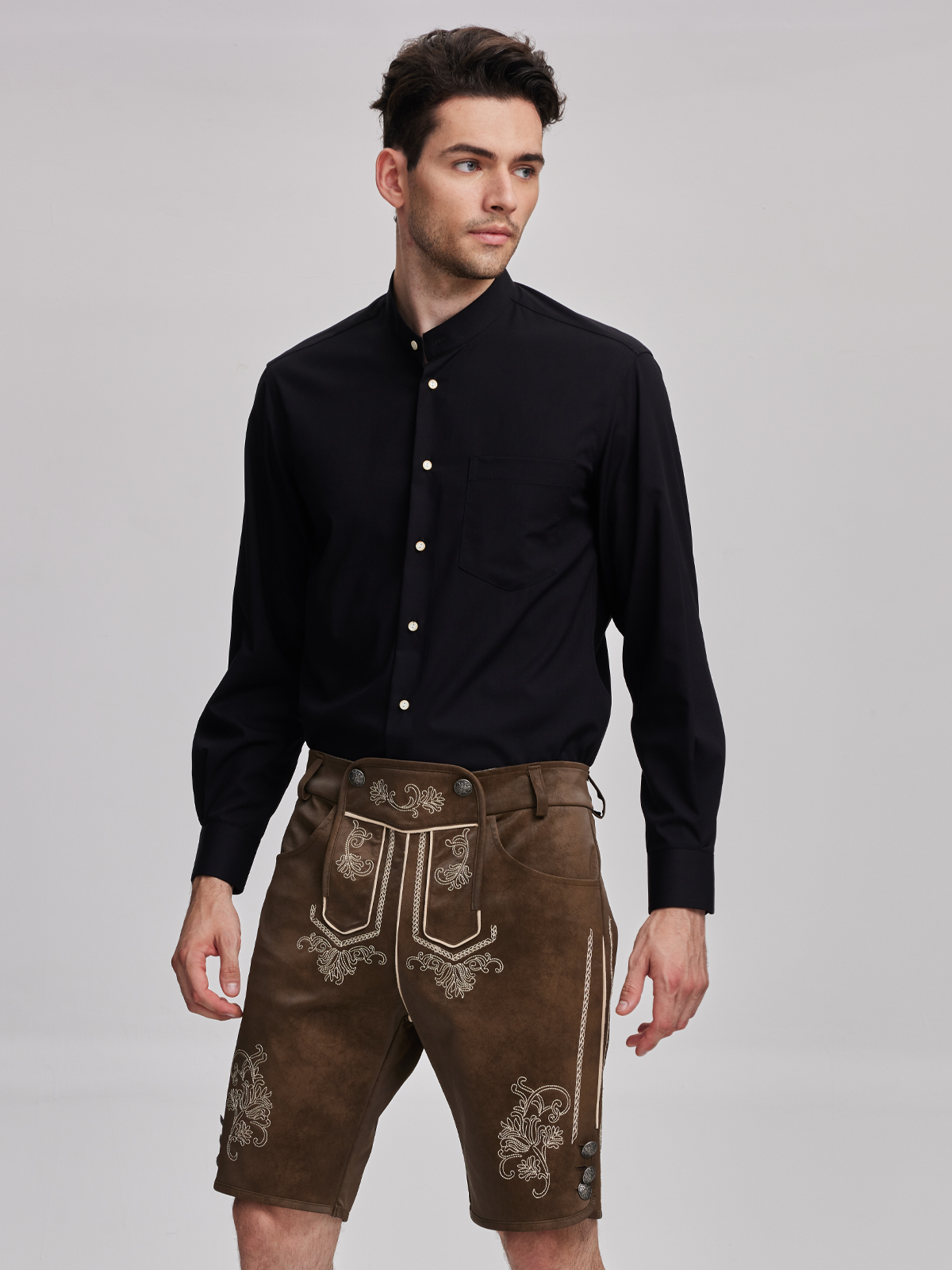 Dirndl in Schwarz mit modernem Schnitt